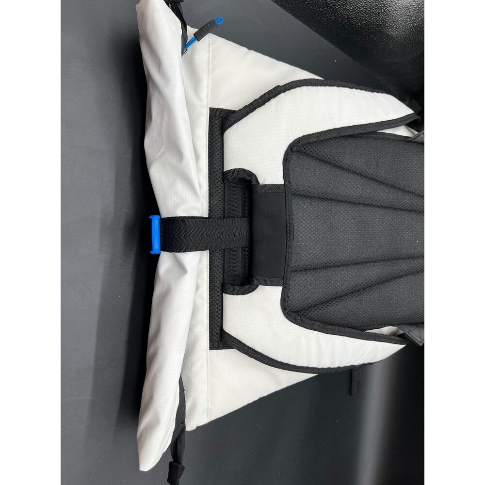 Titan Deep Freeze Arctic Backpack Cooler White Black - Picture 5 of 10